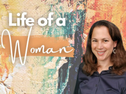 Frau laechelt vor buntem Hintergrund mit Schriftzug Life of a Woman.
